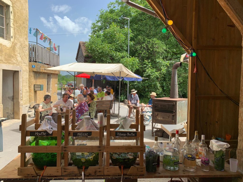 On a eu été plus mal ! | juin 2021
Un dimanche au soleil devant la Grange, entre tartines, sirops maison et bonne humeur.