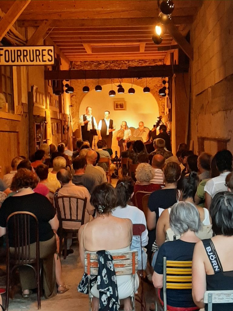 On a eu été plus mal! | juin 2021
Salle combe pour notre premier événement à la Grange. Une belle réussite et le début d'une histoire d'amitié.
